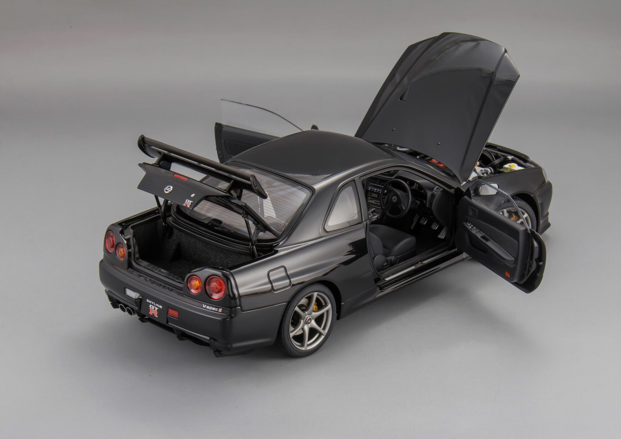 Коллекционная масштабная модель 1:18 Nissan Skyline GT-R (R34) V-SPEC II от AUTOart — фото 1