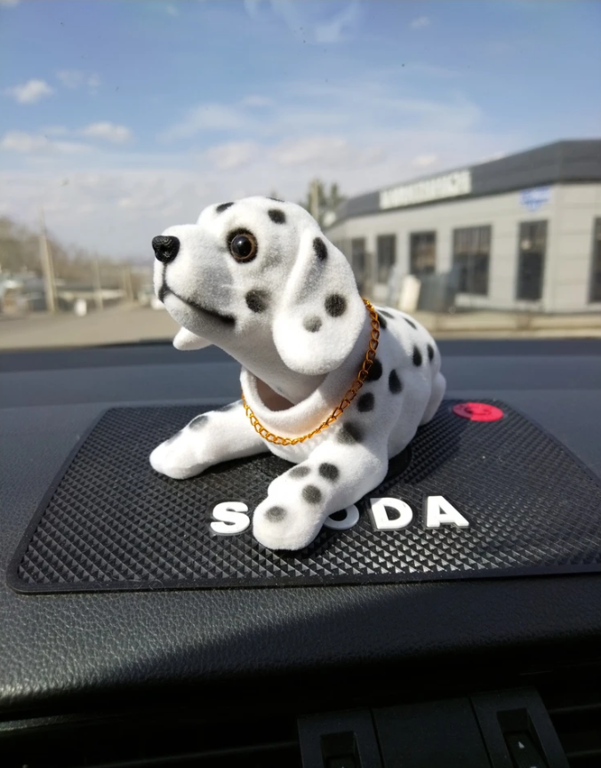 Качающаяся собака собака качает головой долматинец