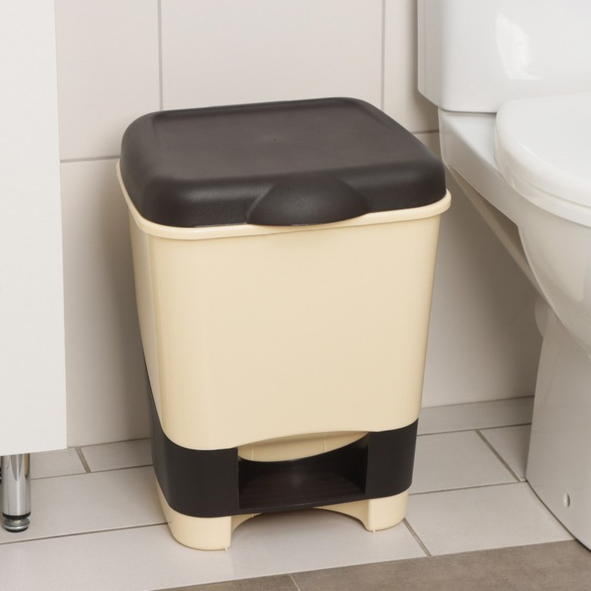 Товары для дома Полимербыт Контейнер для мусора с педалью 20 л цвет: микс