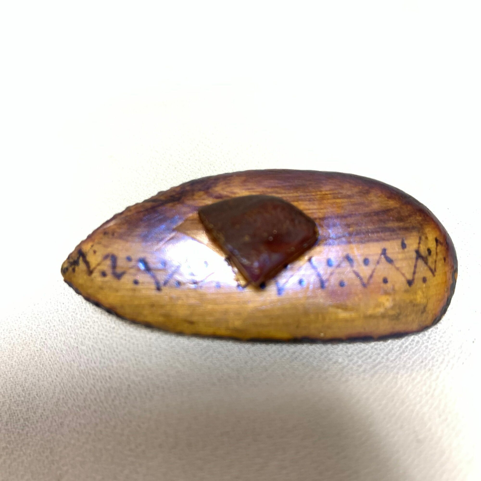 Брошь, янтарь