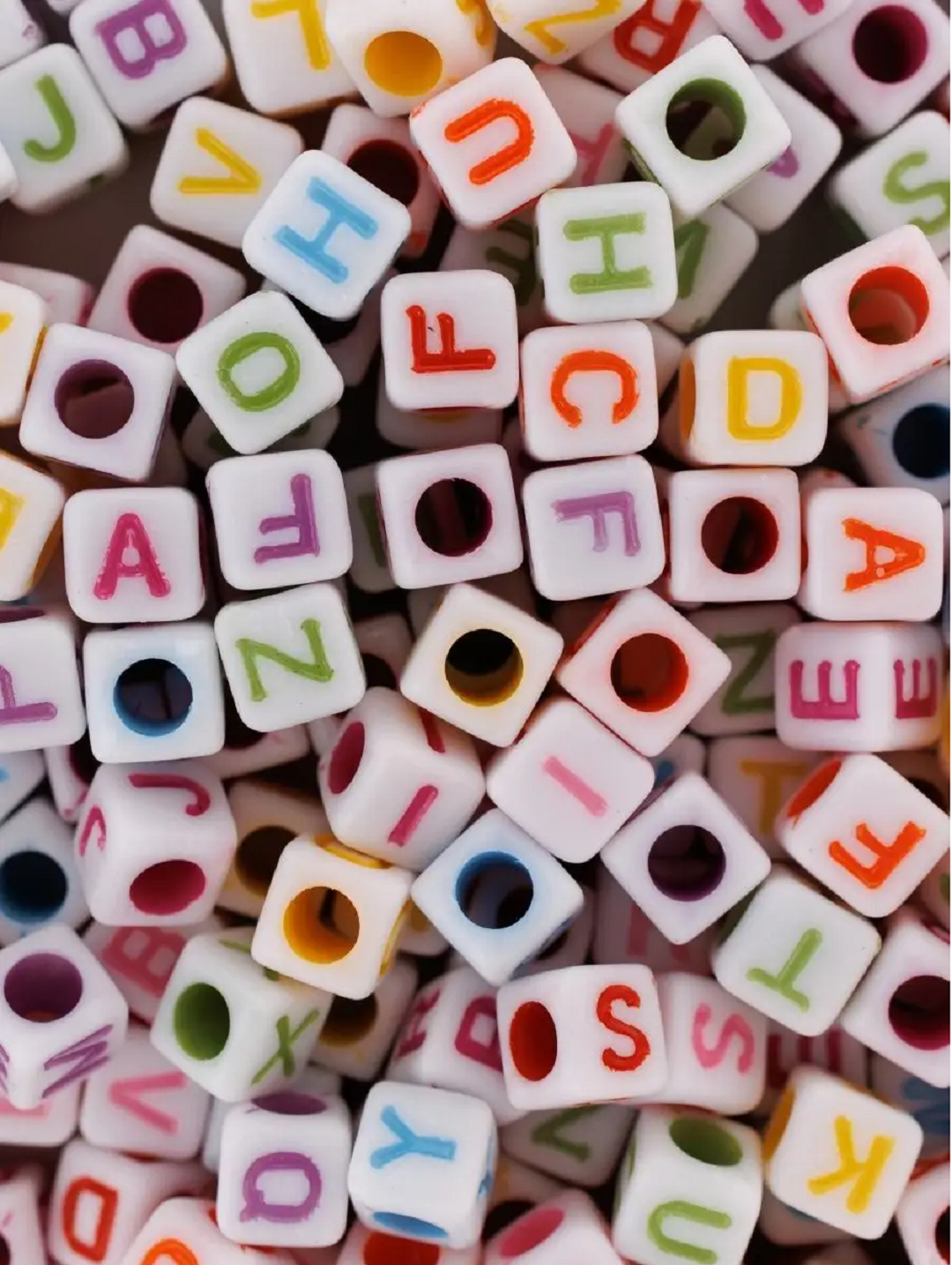 Разноцветные пластиковые квадратные бусины, бисер с буквами для украшений, поделок и творчества, 100 штук.