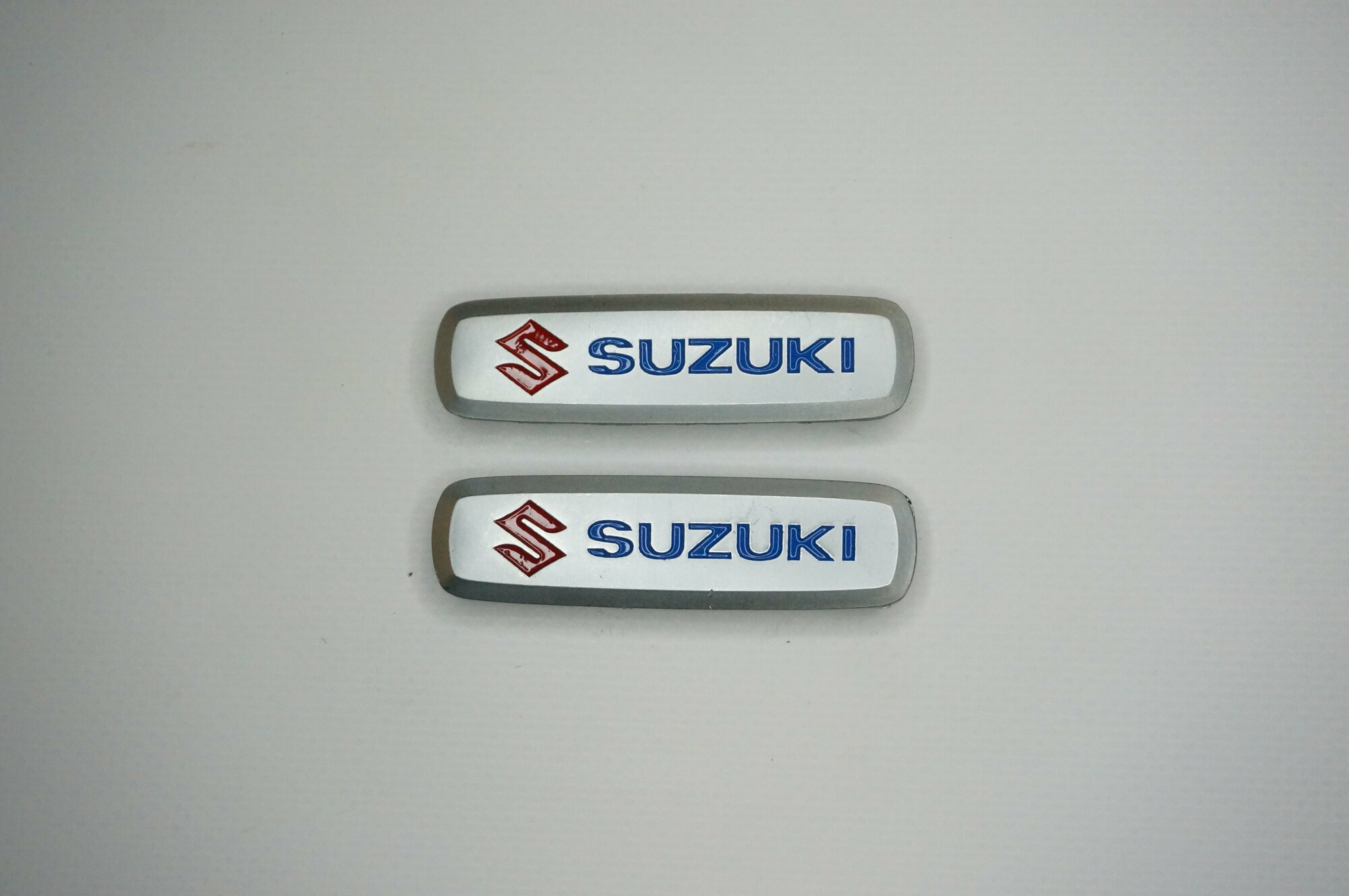 Логотип (шильдик) на автомобильный коврик с маркой автомобиля Suzuki / Сузуки