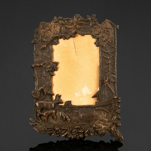 Рамка для фотографий, украшенная изображением домика в лесу с оленями