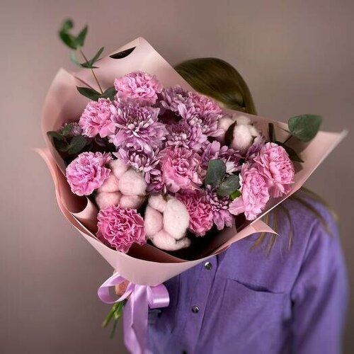 Букет из живых цветов розовые хризантемы, диантусы с эвкалиптом и розовый хлопок. Букет на день рождения 64 Scandi Flora