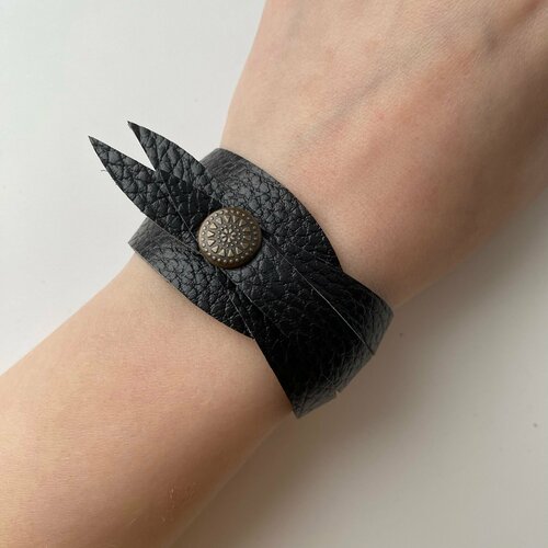 Браслет Авторский черный фактурный браслет из натуральной кожи / Кожаный плетеный браслет на заклепках, 1 шт., размер 24 см, размер one size, черный