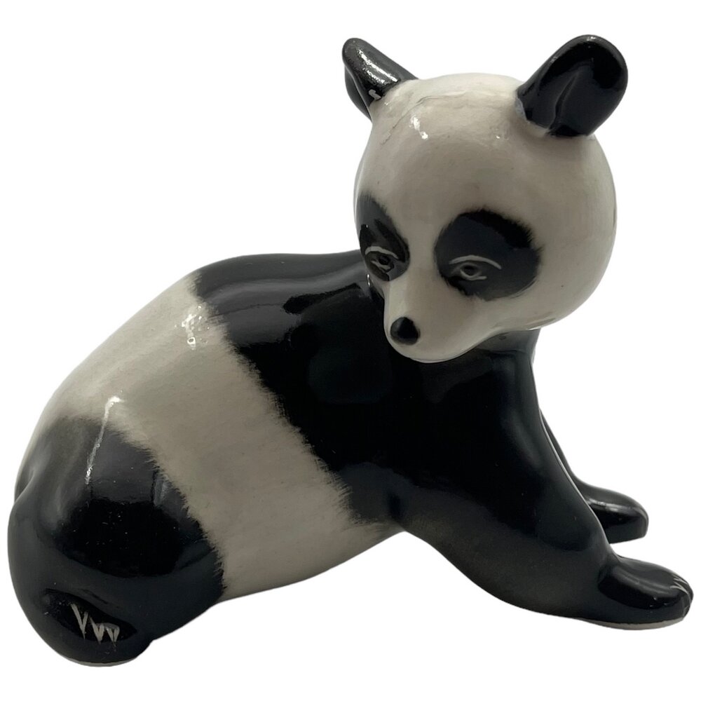 фото Фарфоровая статуэтка "Медвежонок панда" 1960-1970 гг. Автор Веселов П. П, ЛФЗ, СССР (Без клейма)