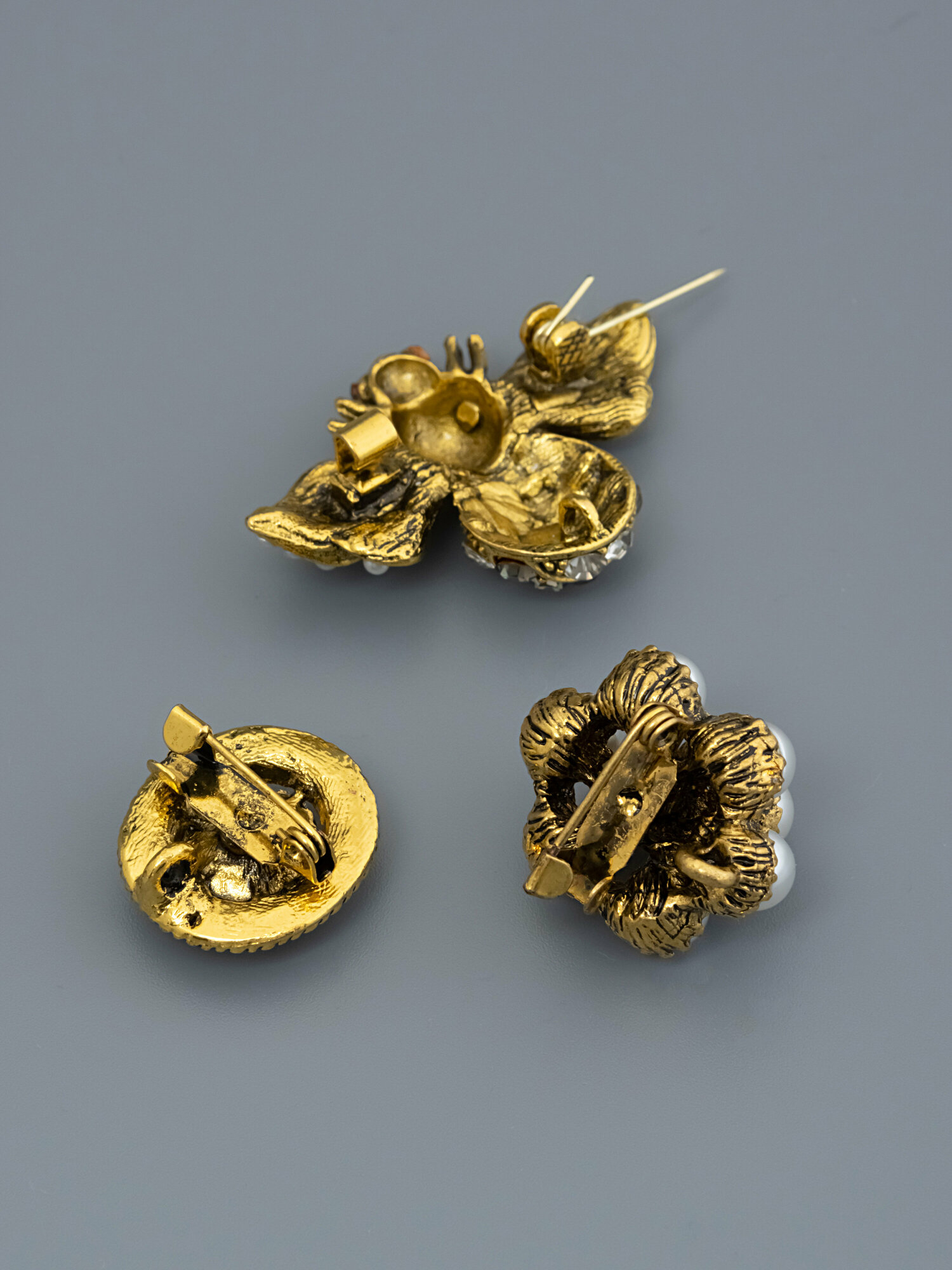 Комплект брошей ЖемАрт, жемчуг имитация, кристалл, 3 шт., золотой/белый — фото 1