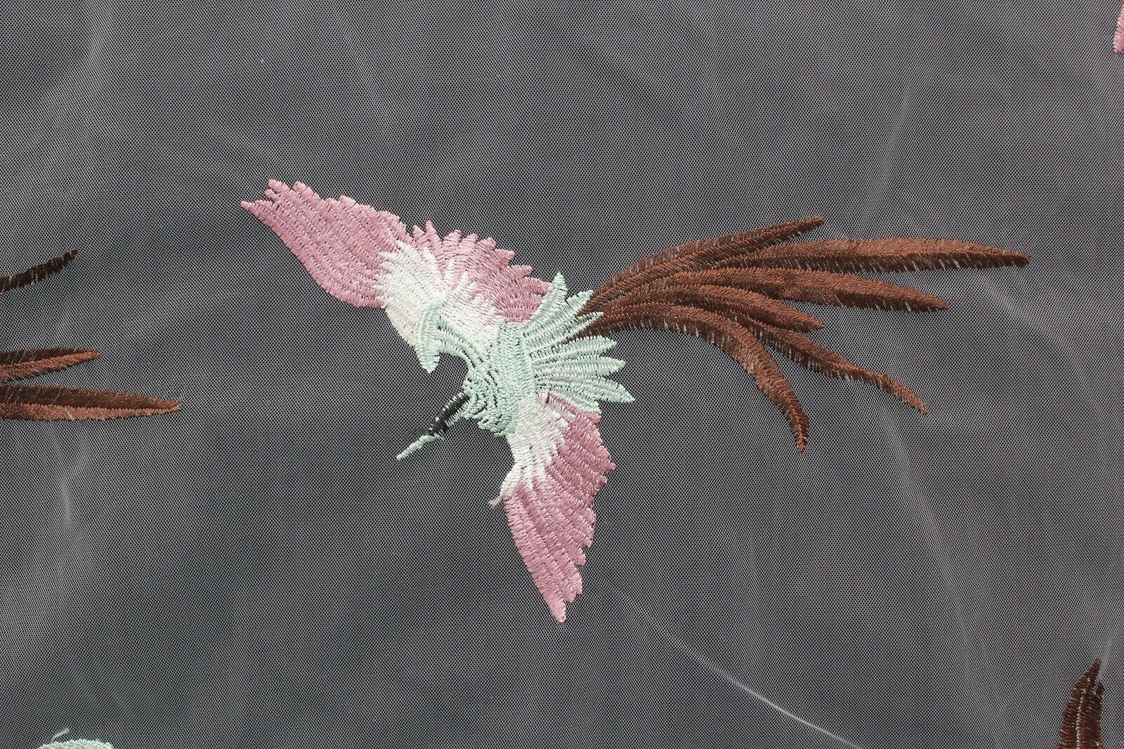 Ткань Вышивка на белом фатине мятно-коричнево-розовых птиц, ш128см, 0,5 м