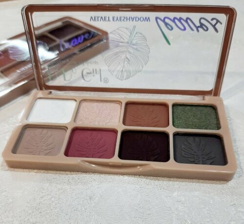 Тени для век Velvet Eyeshadow Leaves Dodo Girl 01, 8 оттенков