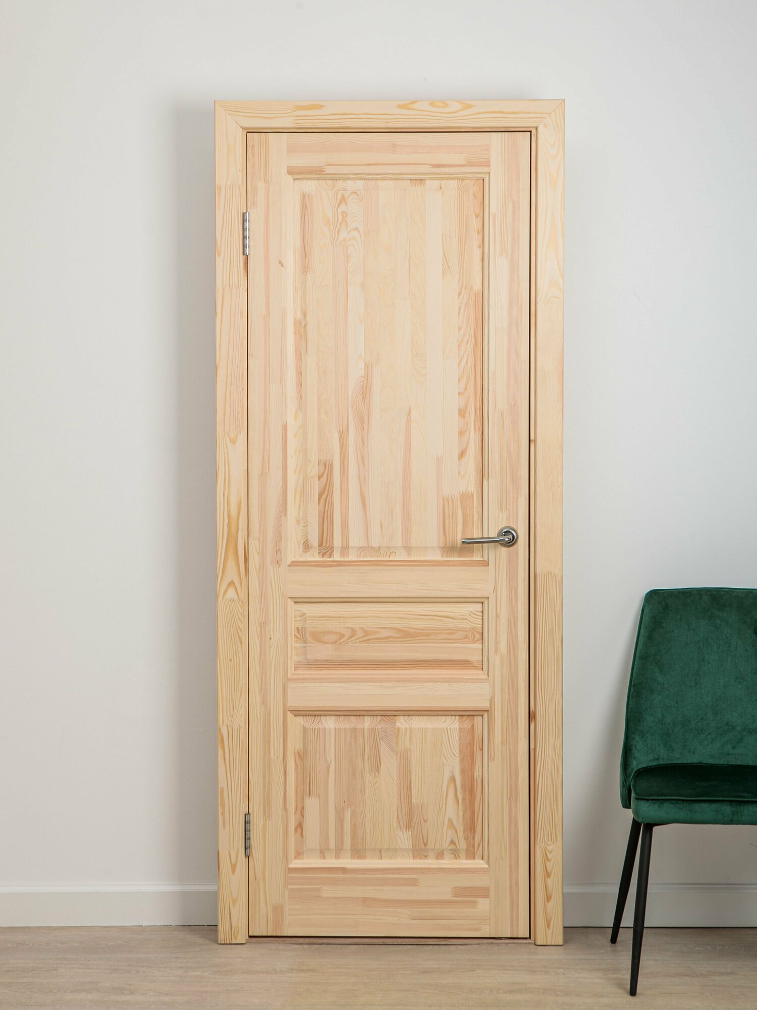 фото Межкомнатная дверь из массива сосны