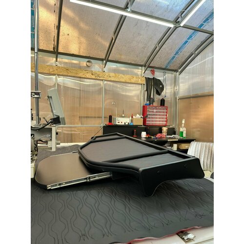 Стол-полка на торпедо для DAF CF85 Черная экокожа Красный ромб 10608₽