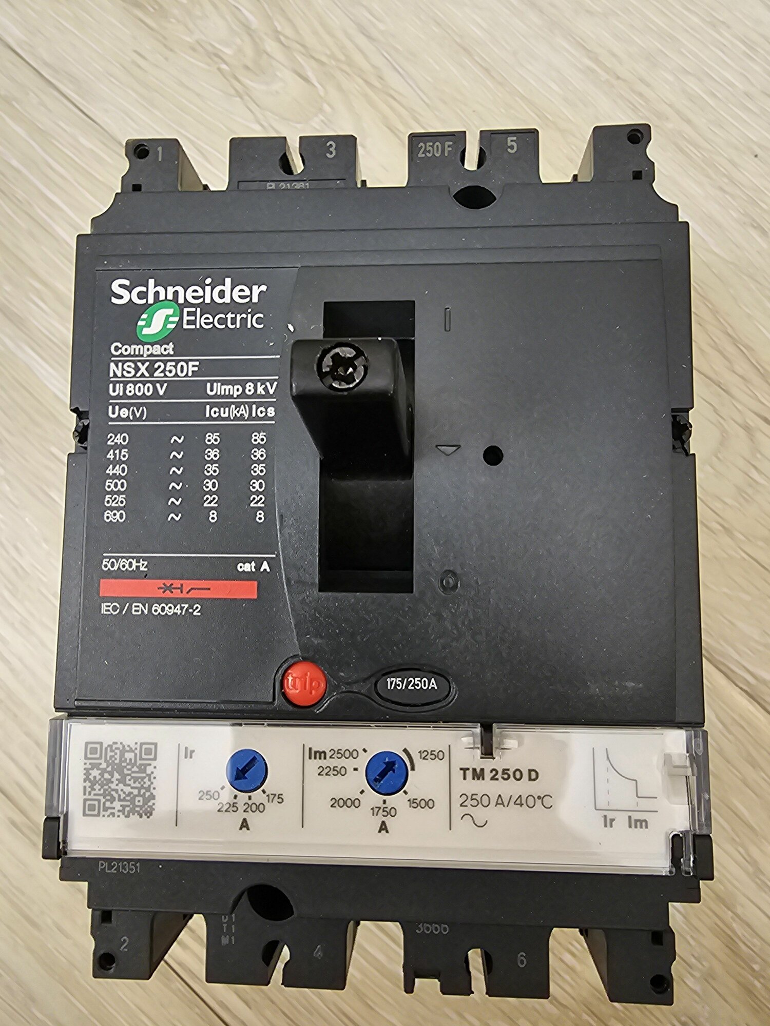 Силовой автомат Schneider Electric Compact NSX 250, TM-D, 36кА, 3P, 250А, LV431630