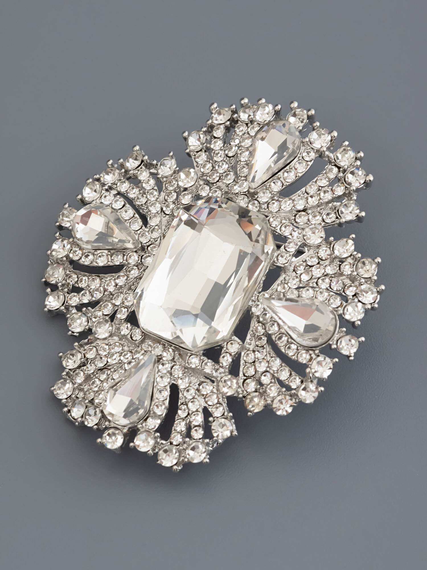 Брошь ЖемАрт, кристалл, 1 шт., серебряный, бесцветный — фото 1