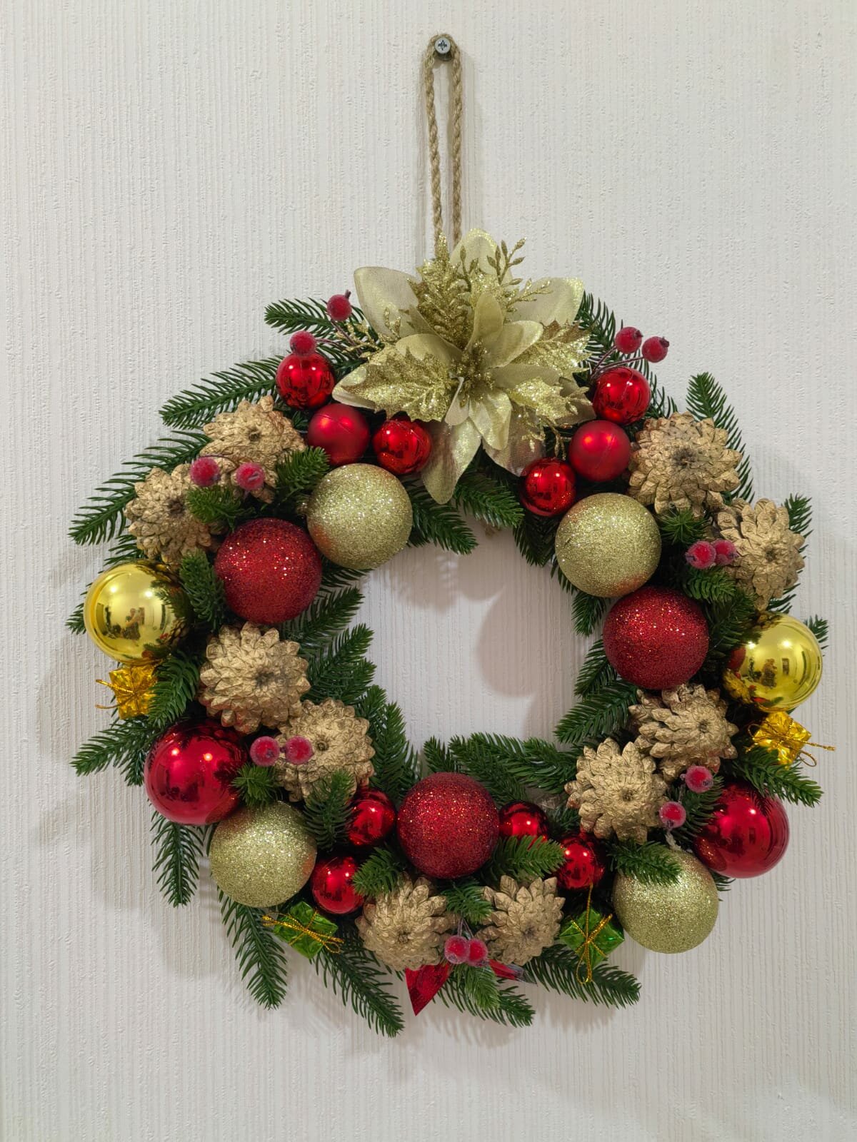 Венок новогодний на дер. основе 35 см красный-золотой-зеленый