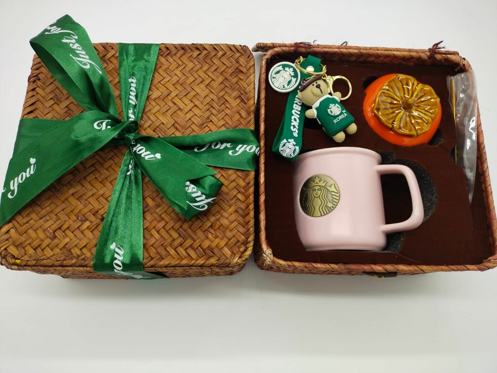 Подарочный набор Starbucks в корзинке (розовая кружка 355 мл)