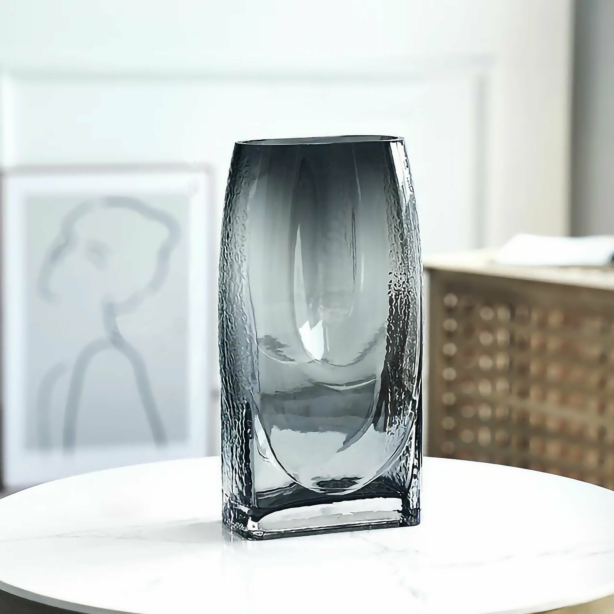 фото Ваза для цветов; сухоцветов; стеклянная; цвет прозрачная серый; настольная; декор интерьерная; стекло