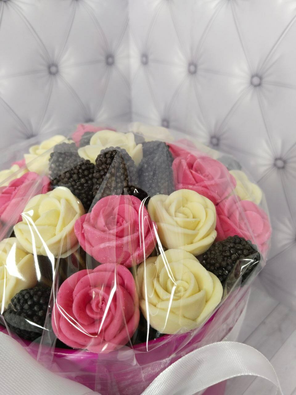 Букет из 21 шоколадных роз и 13 ягод малины мармеладные в шляпной коробке подарок на день рождения, юбилей, учителю, маме , новый год, мужу, на свадьбу