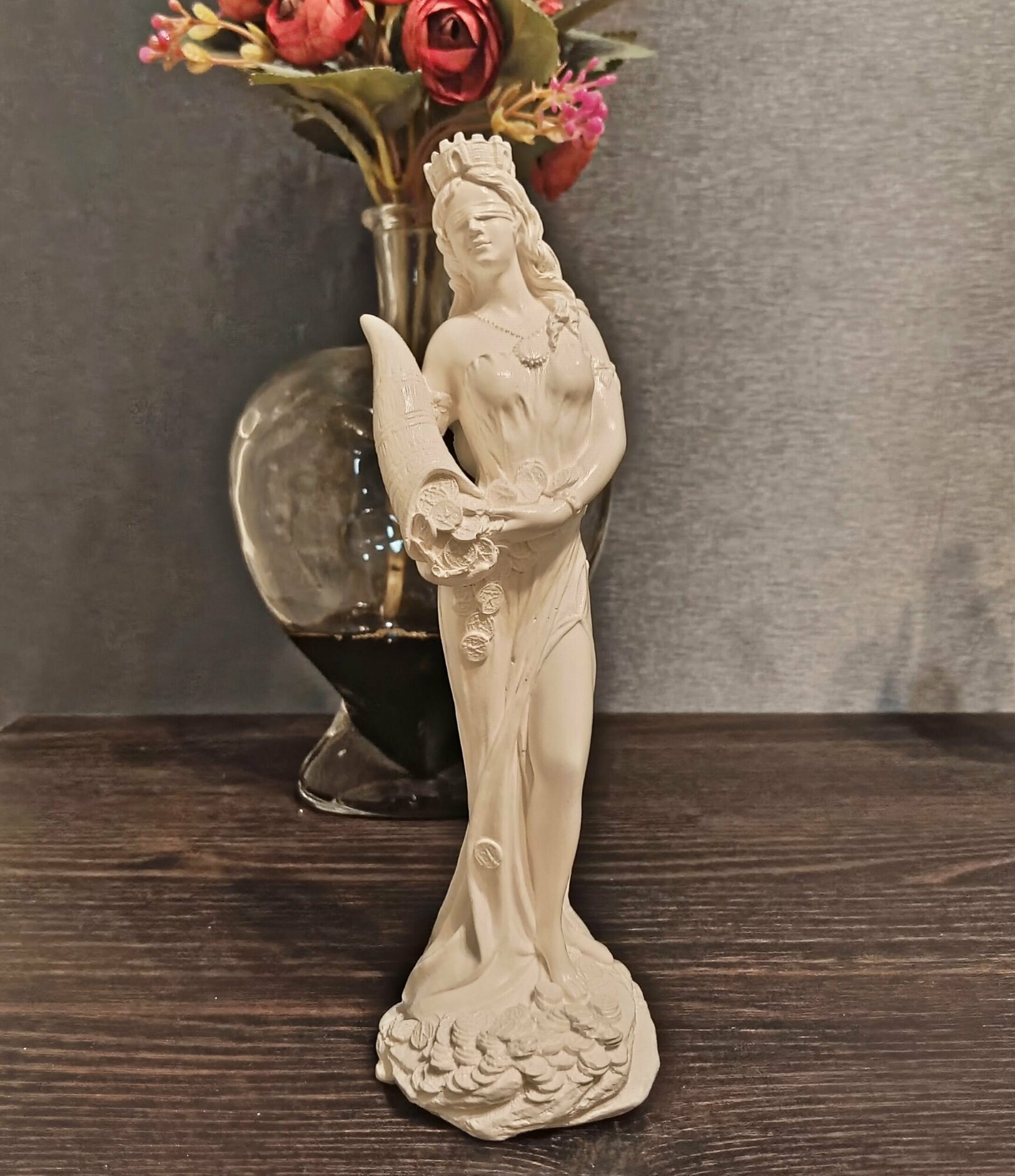 фото Интерьерная статуэтка Фортуна удачи богиня благополучия 18см белая