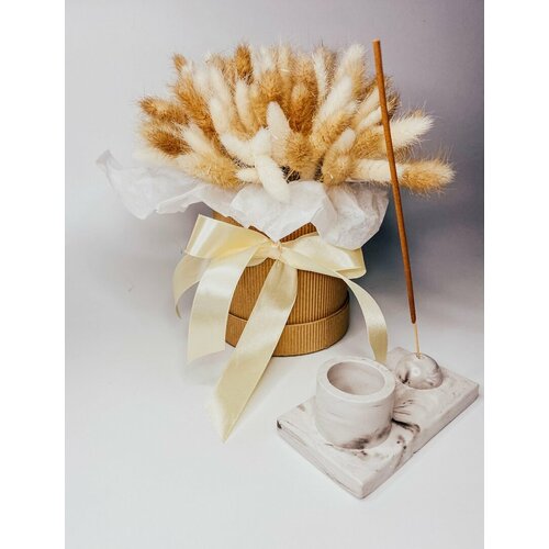 Композиция с сухоцветами и с подставкой для благовония