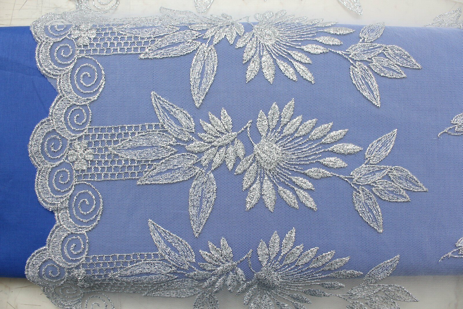 Ткань Вышивка серебром на фатине белого цвета цветочный рисунок, кайма, ш130см, 0,5 м