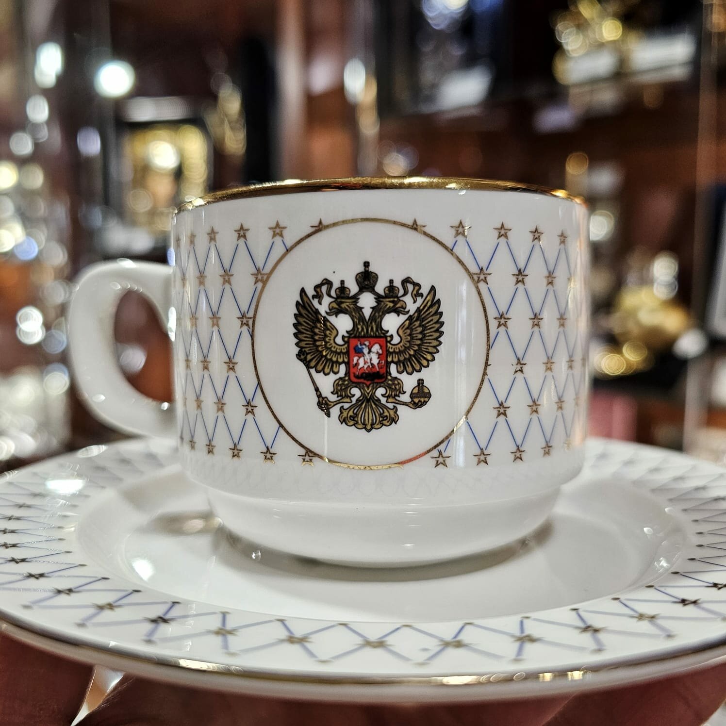 Фарфоровый набор из 2-х чайных пар синяя сетка 250 мл и Чайника 450мл "Герб РФ" — фото 1