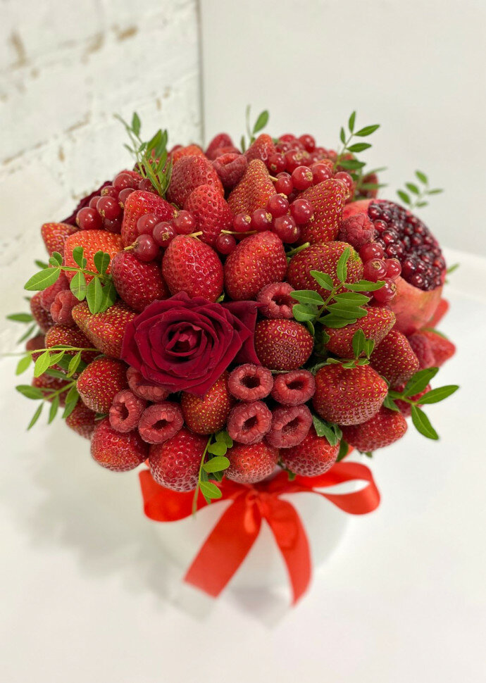 Букет из фруктов, ягод и цветов (Коробка 20 см)