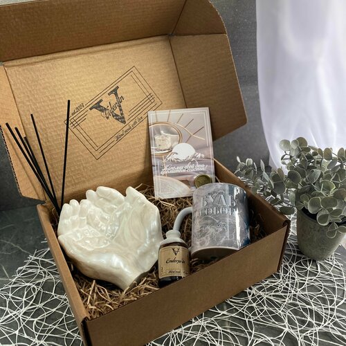 Подарочный набор для женщин: подарок маме, женщине, девушке, подруге. Диффузор для дома, кружка, открытка, руки Давида