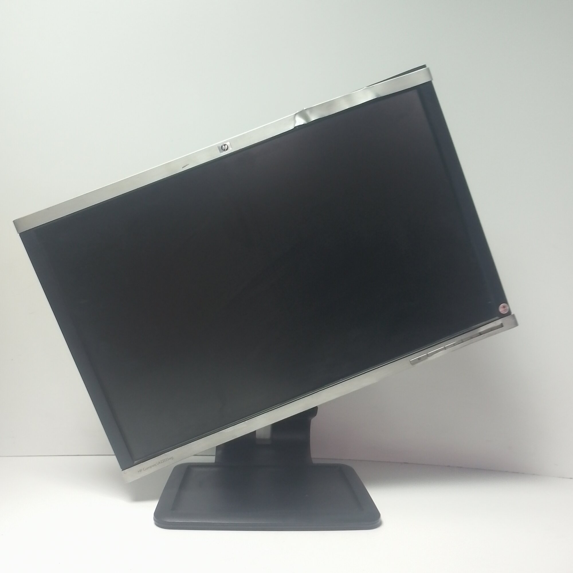 22" ЖК монитор HP LA2205wg с поворотом экрана (LCD, 1680x1050, D-Sub, DVI, DP, USB2.0 Hub)