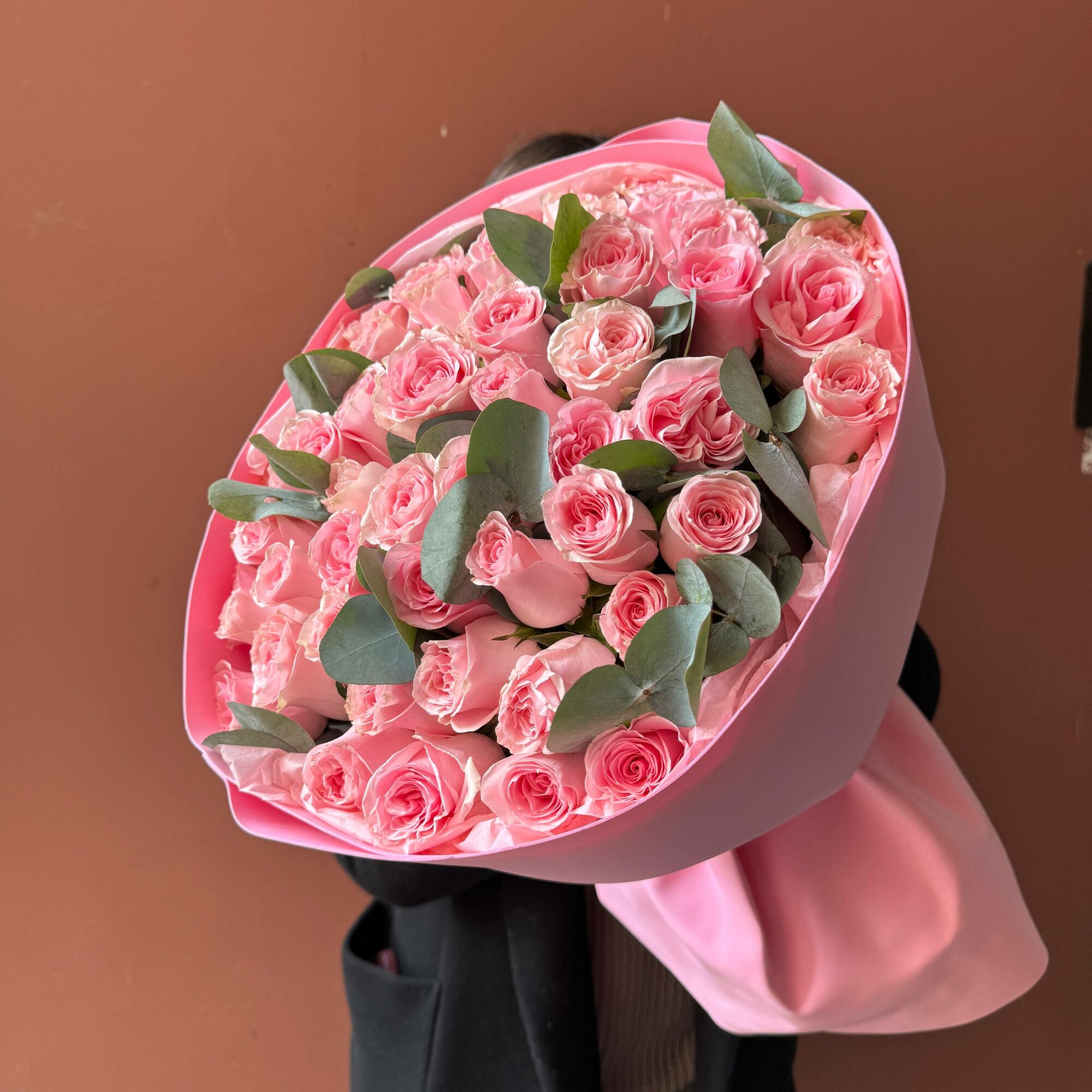 Букет из 51 голландской розовой розы Дюшес и эвкалипта