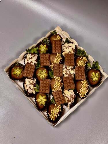 Изображение товара Набор клубника в шоколаде «Nut» (16-20 штук) в подарочной упаковке с бантиком