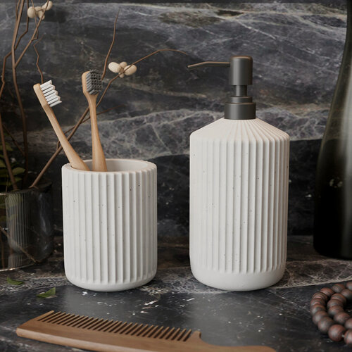 Изображение товара Набор для ванной комнаты Chloe 03 (стакан, дозатор для жидкого мыла с черной помпой), бетон, белый глянцевый