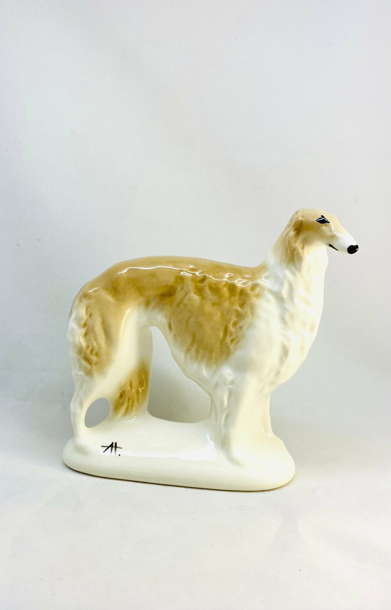 фото Статуэтка собаки фарфоровая породы Русская псовая борзая палевая