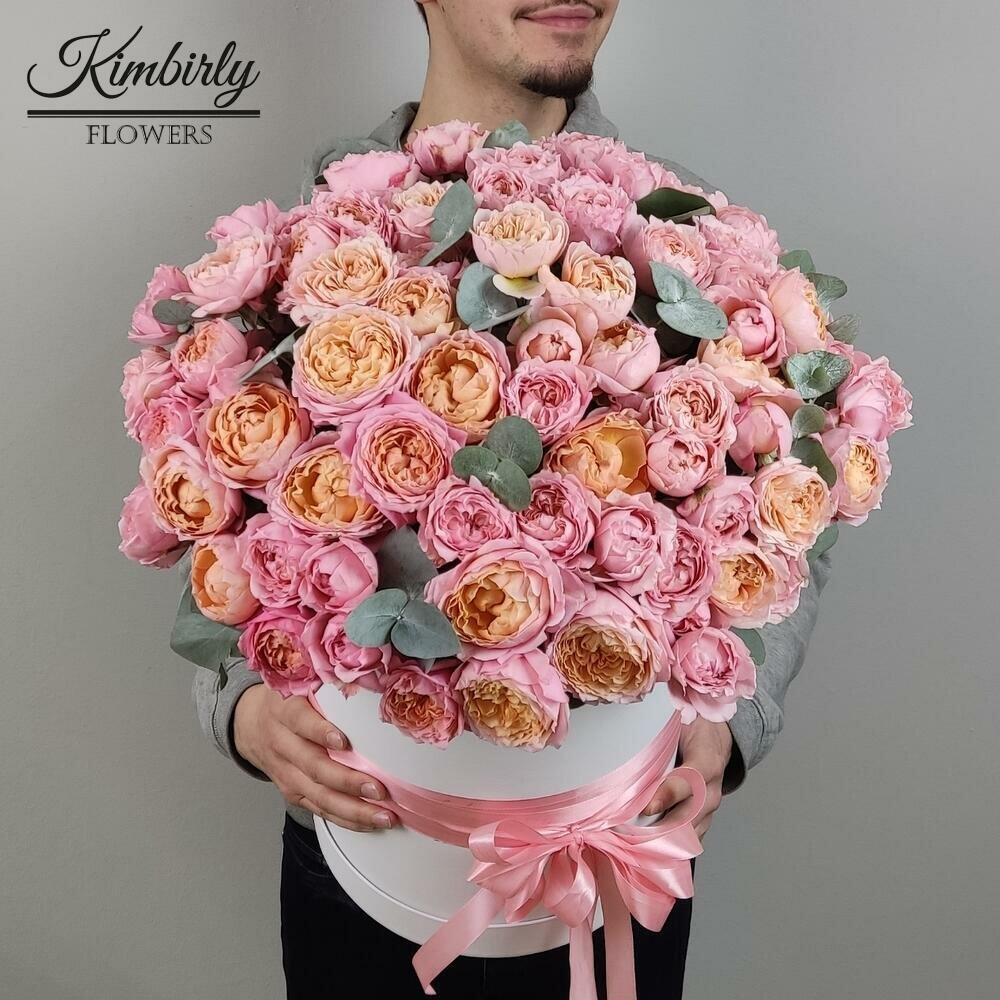 Букет живых цветов в большой коробке из роз эвкалипта цвет розовый персиковый 37 шт кустовые пионовидные розы Джульетта арт 124