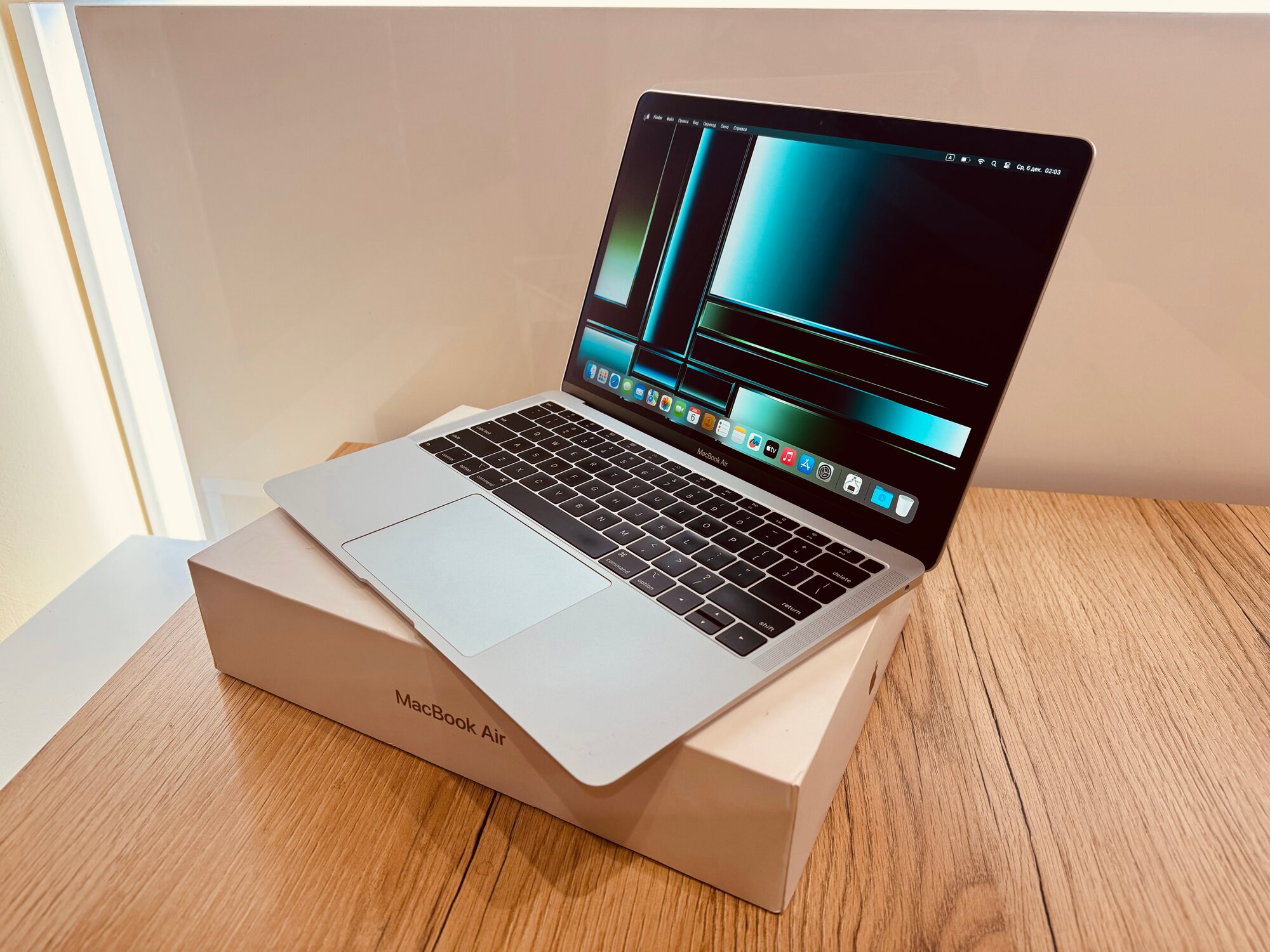 13.3" Ноутбук Apple MacBook Air 13 2018 (2560x1600, Intel Core i5 1.6 ГГц, RAM 16 ГБ, SSD 256 ГБ, Intel UHD Graphics 617, macOS, Silver)
