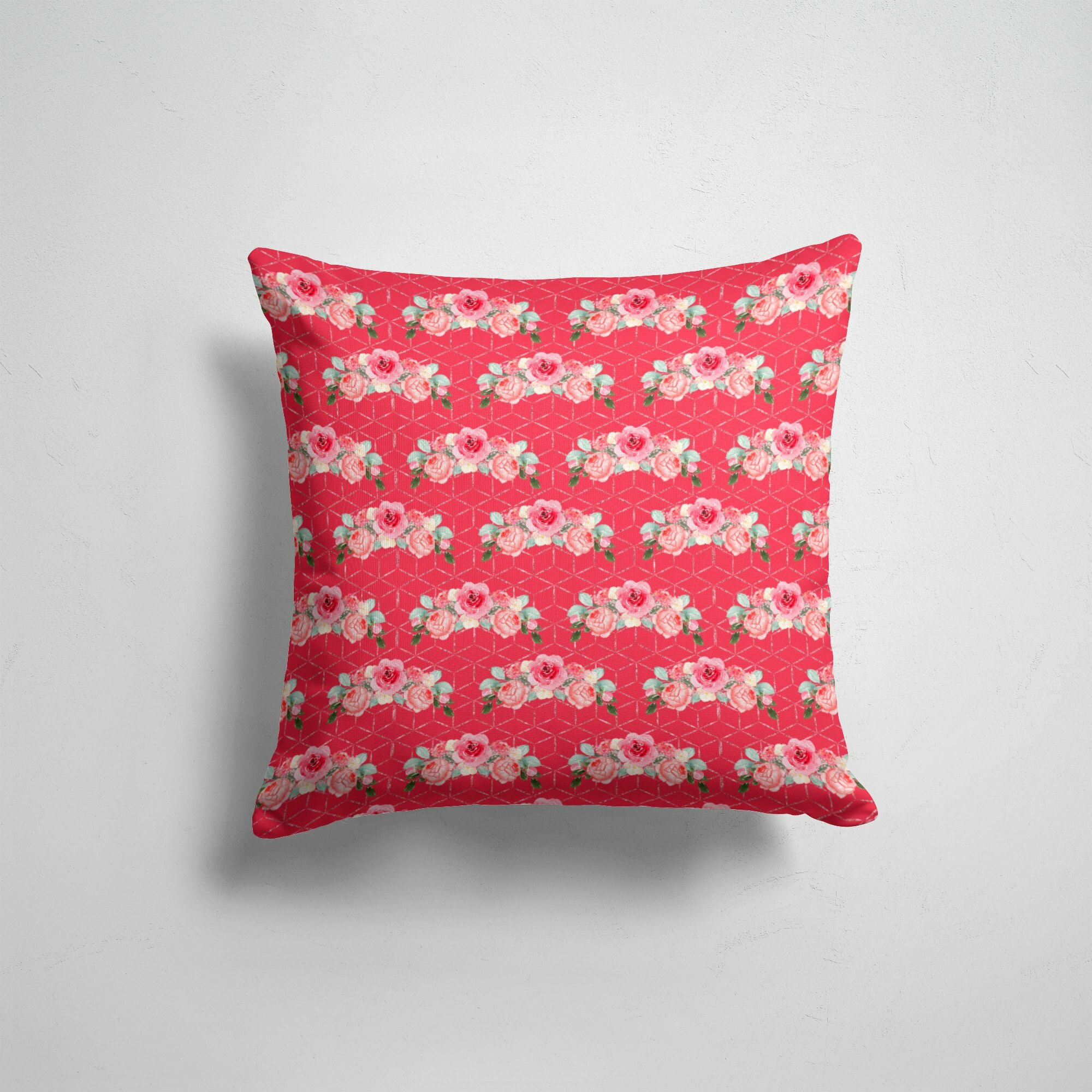 фото Подушка декоративная 45х45см девушка / Цветочки и бабочки / Девушкам / Красные розы паттерн