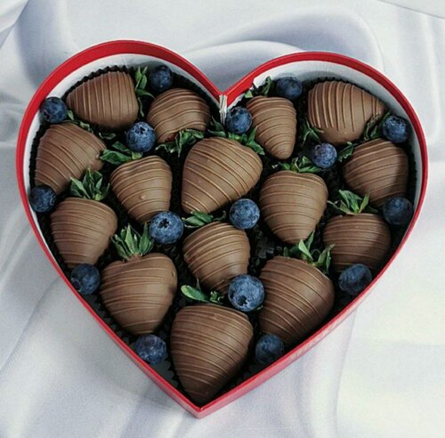 Изображение товара Подарочный набор Mklubni "Classic" из клубники в шоколаде с голубикой, в коробке в форме сердца