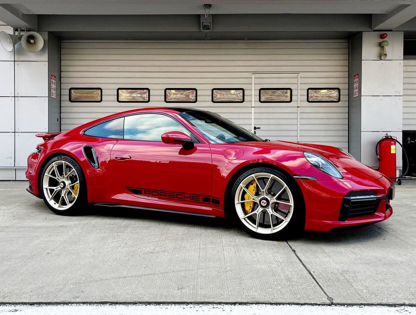 Подарочный сертификат «Заезд на спорткаре Porsche 911 Turbo S 992 на гоночном треке» (30 минут, Гоночное такси)