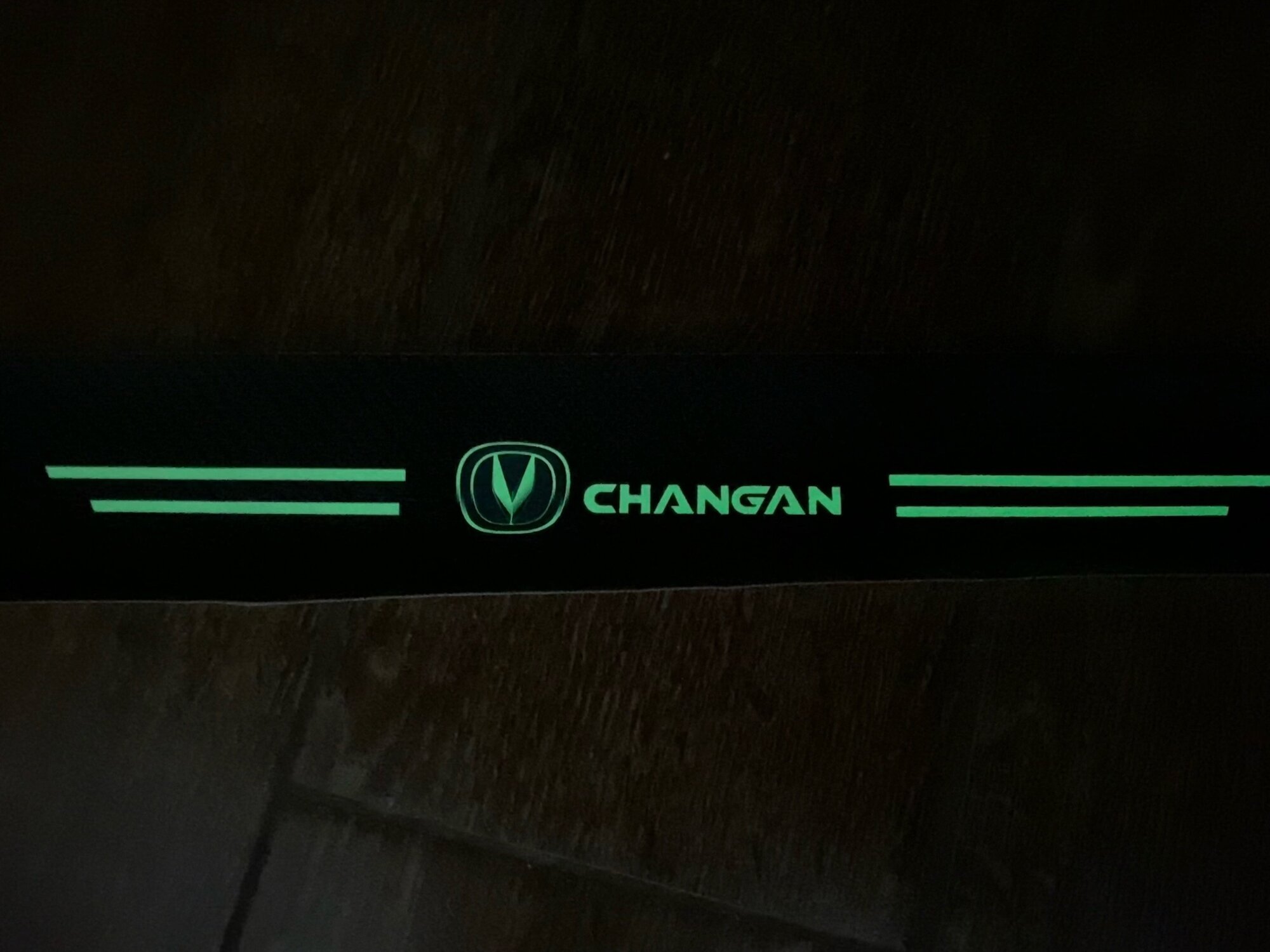 Карбоновые молдинги наклейки светящиеся накладки на пороги Changan