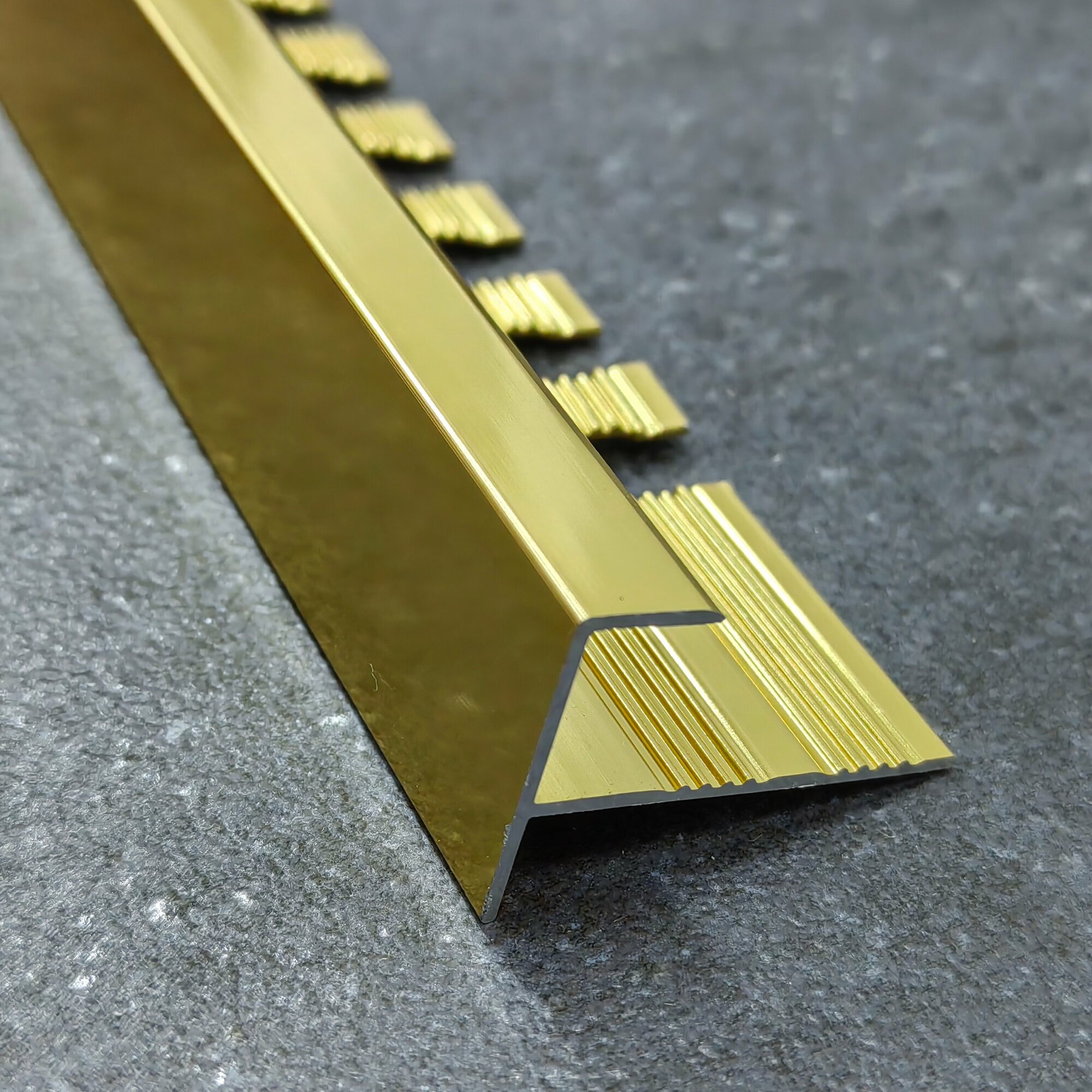 Профиль F-образный алюминиевый для плитки 10мм 2,7м, анодированный, золото глянец
