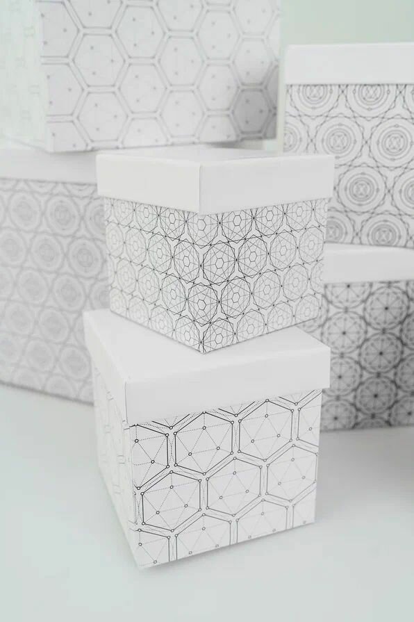 Подарочная коробка Cartonnage Набор из 10 квадратных коробок 8 х 8 х 8 - 26 х 26* х 26 см "Геометрия". Черный, белый