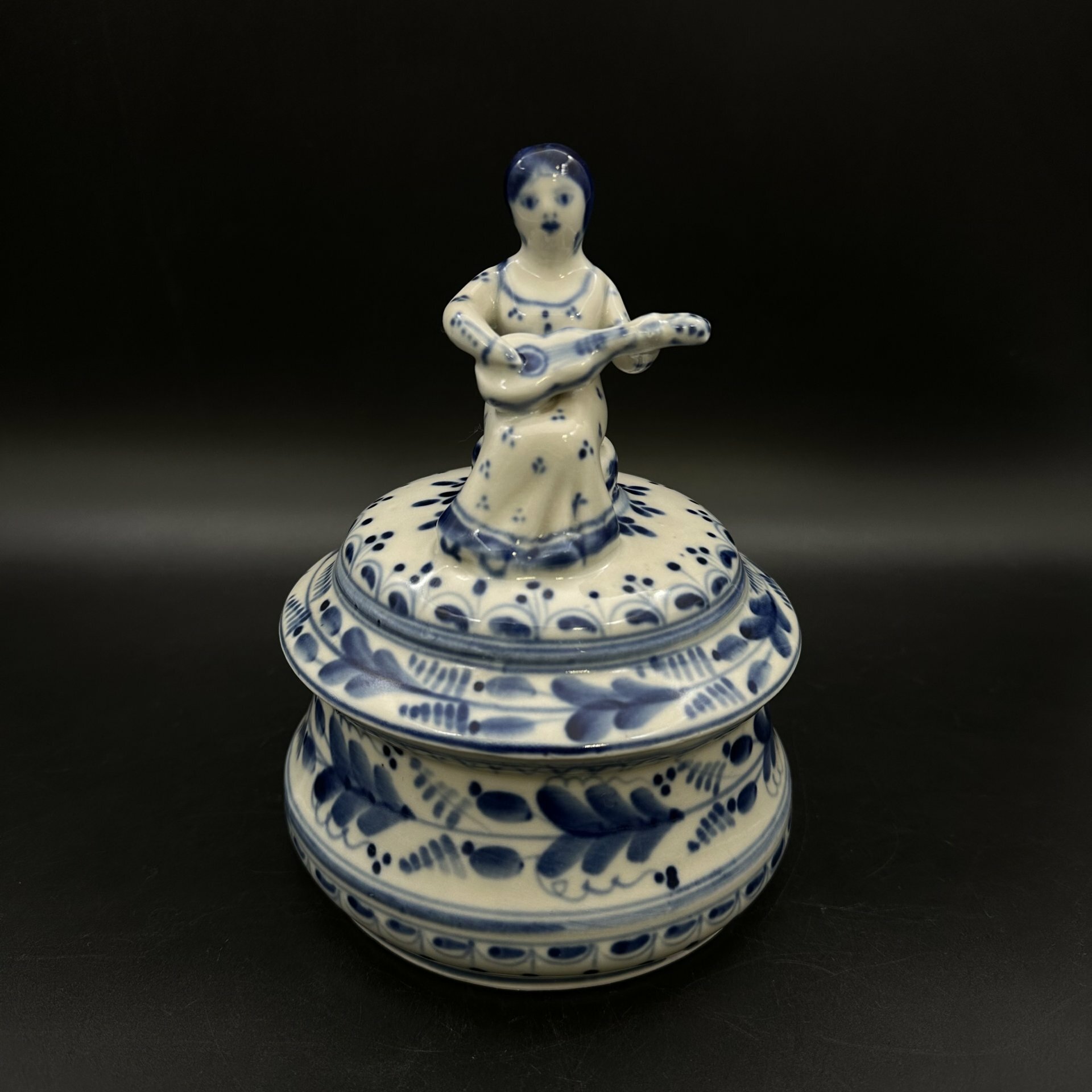 фото Шкатулка "Девушка с гитарой", фарфор, роспись