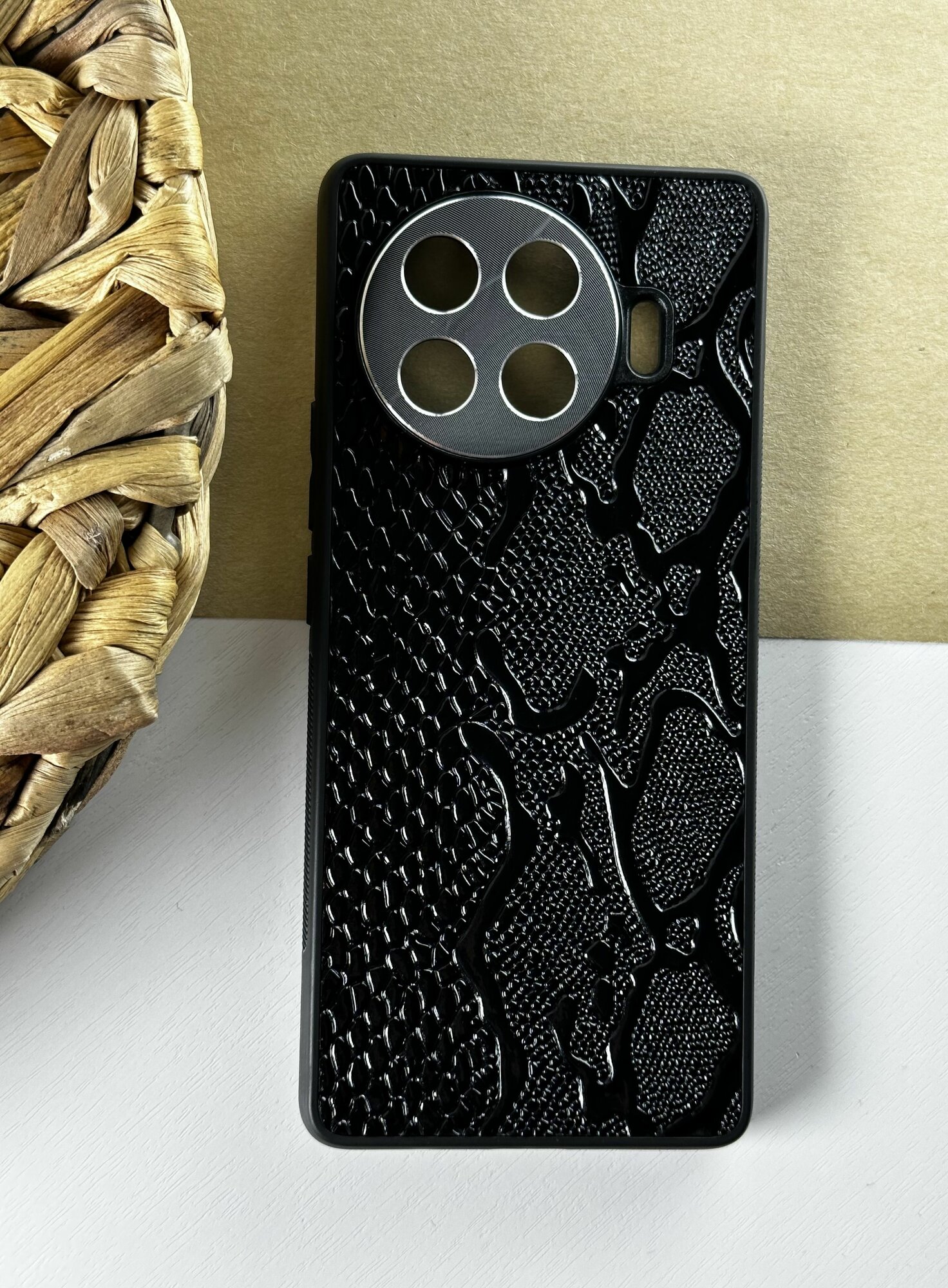 фото Чехол кожаный Tecno Spark 20 Pro Plus/ Техно Спарк 20 Про +, с защитой камеры, змея, черный