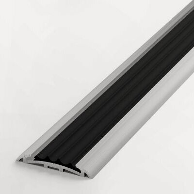 Изображение товара Противоскользящая накладка на ступени Лука ПС08-1, длина 2,7 м, алюминиевая без покрытия 00, вставка из ПВХ черная 470