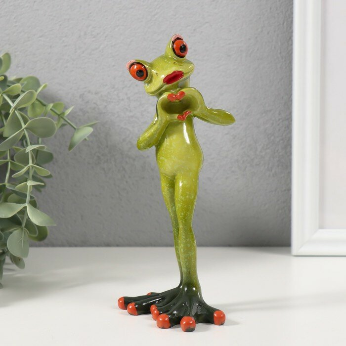 Фигурка полистоун лак «Лягуха показывает сердечко лапками», 7.5×5.8×16 см