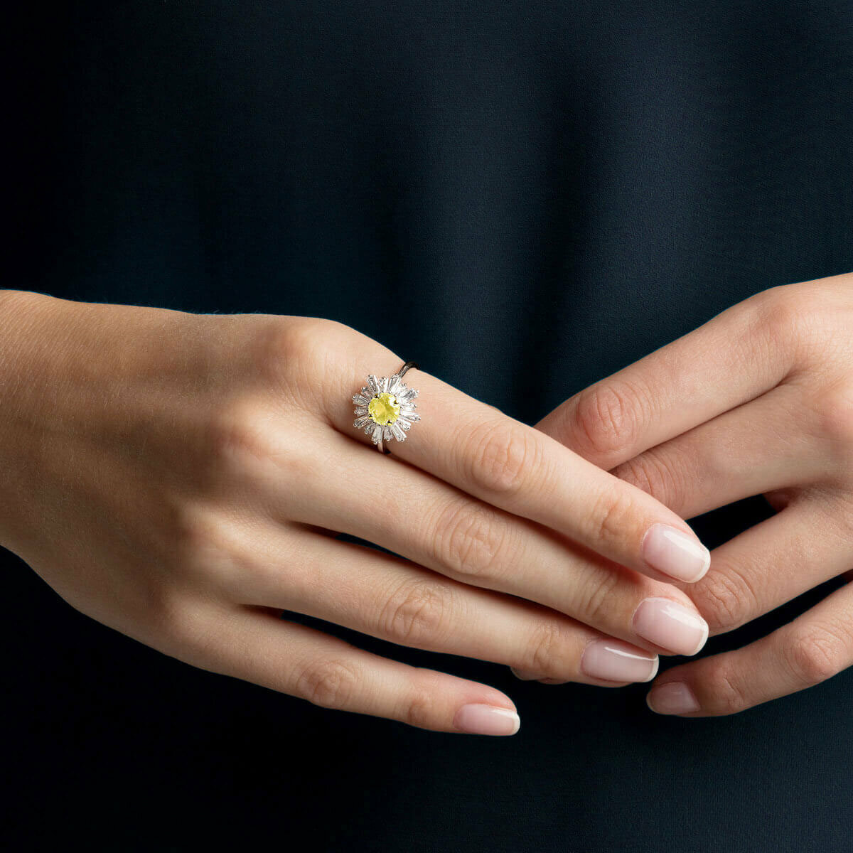 Кольцо помолвочное SWAROVSKI, кристаллы Swarovski, размер 16, белый, серебряный, желтый — фото 1