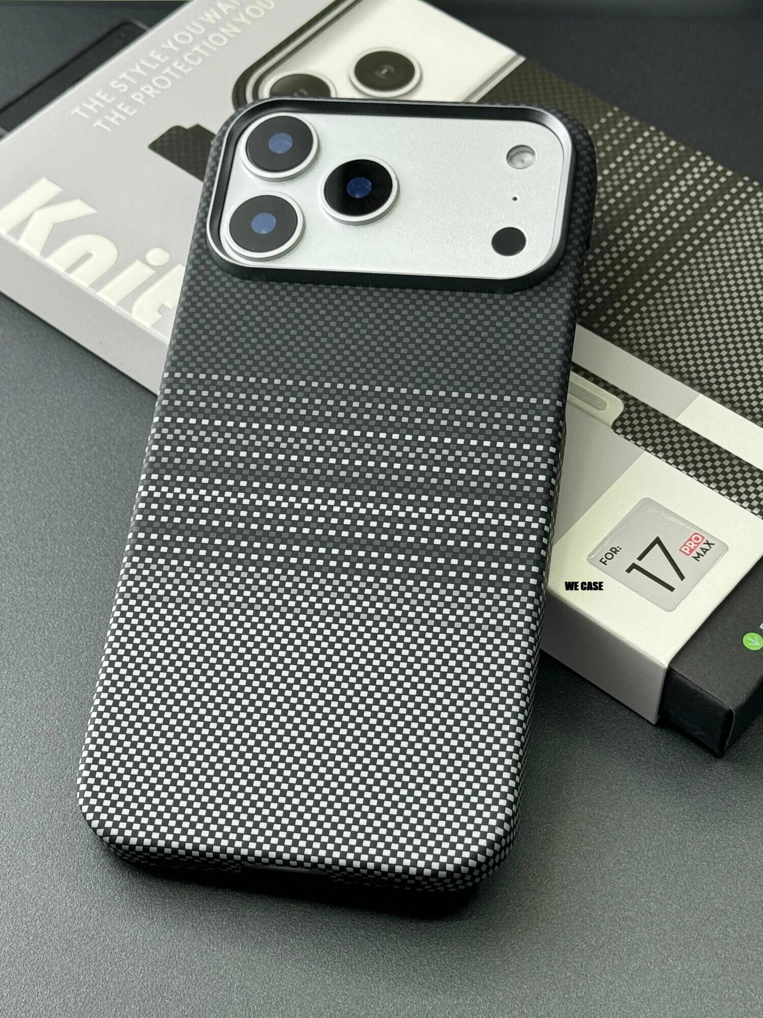 Премиальный чехол с карбоновой текстурой и поддержкой MagSafe для iPhone 17 Pro Max