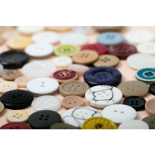 Пуговица костюмная с проколами 