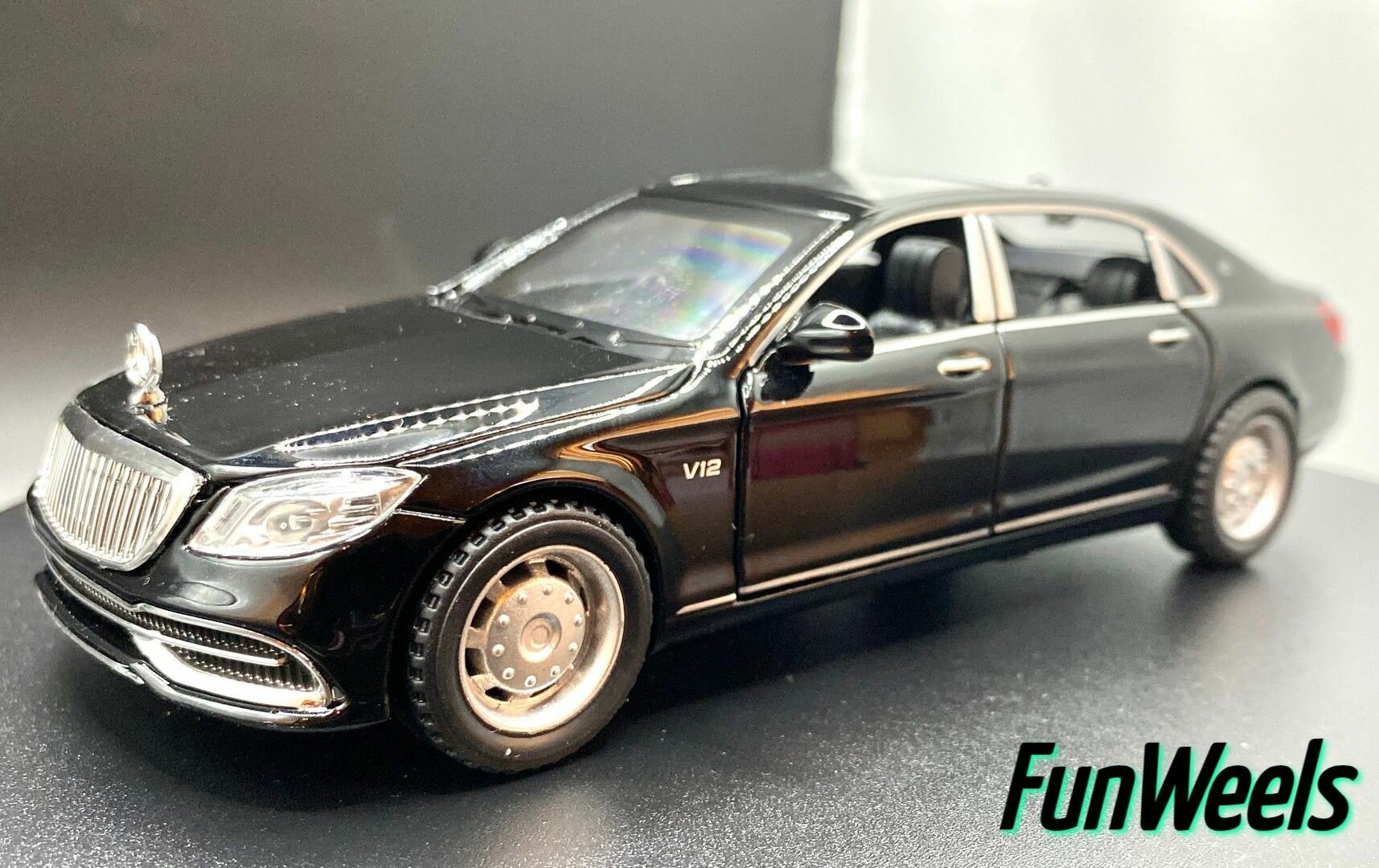 Детская игрушка металлическая Mercedes-Benz Maybach S-Класс 680(Мерседес Бенз С класс Майбах) / Масштаб 1:32