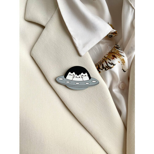 Брошь, белый