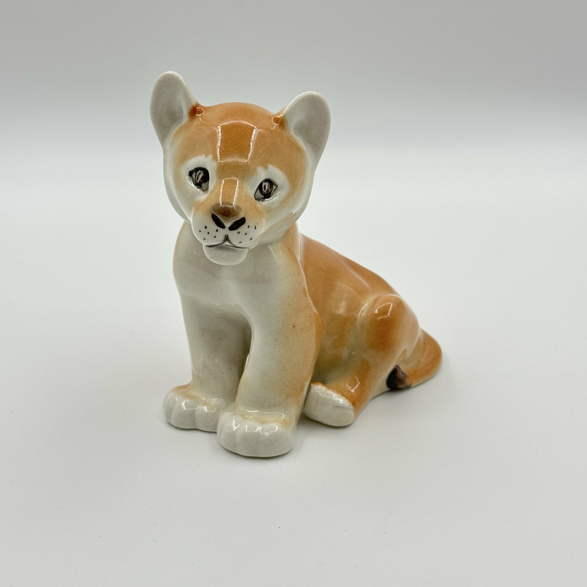 фото Статуэтка "Львенок", скульптор Воробьев Б. Я, фарфор, роспись